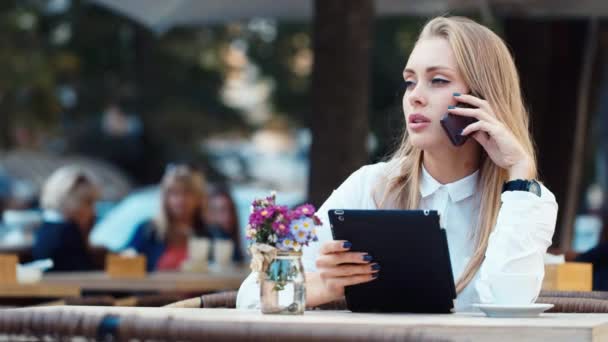 Zakenvrouw in een cafe werken met de Tablet PC — Stockvideo