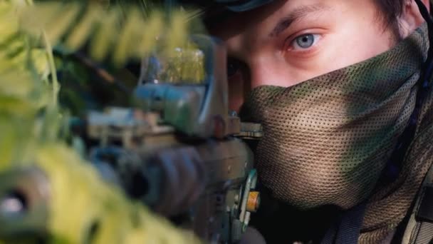 Super close-up de um soldado — Vídeo de Stock
