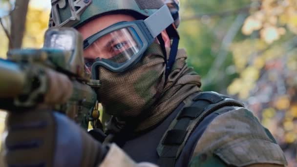 Airsoft speler — Stockvideo