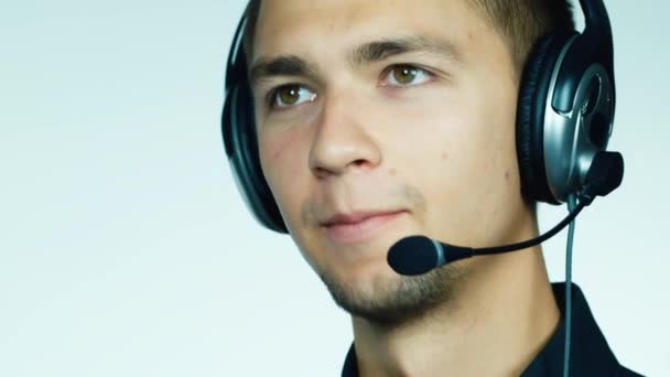 Operatore di call center maschile — Video Stock