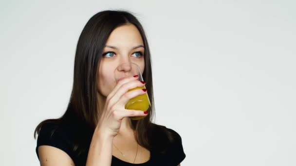 Привлекательная женщина пьет сок — стоковое видео