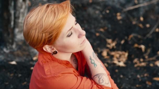 Egy szomorú vörös hajú lány portréja — Stock videók