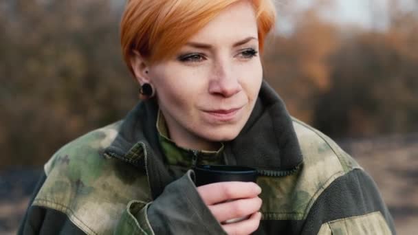 Donna turista con una tazza di tè sulla natura — Video Stock