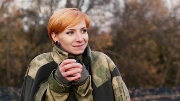 Vrouw toerist met een kopje thee uit een thermoskannen: smiles — Stockvideo