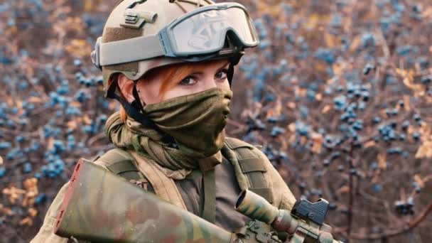 Une femme soldat armée — Video