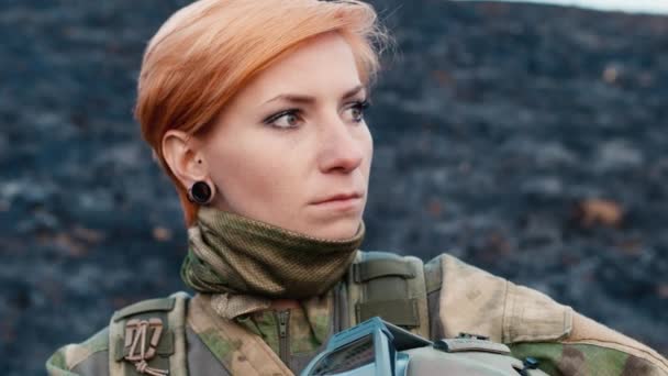 Портрет женщины-солдата с оружием — стоковое видео