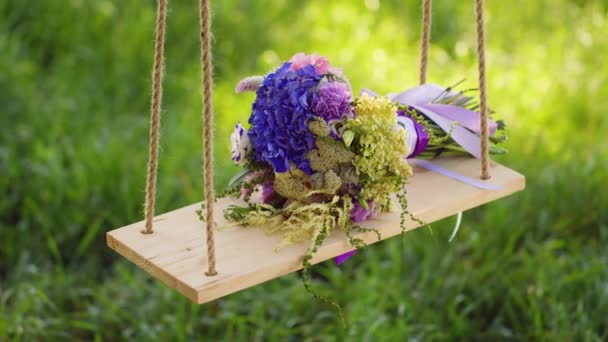 Altalena in legno con bouquet — Video Stock