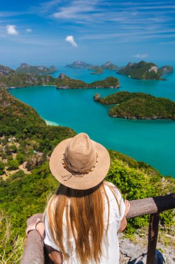 Angthong Ulusal Deniz Parkı 'ndaki tropik adalara manzaralı bir bakış açısıyla bakan genç bir kadın. Yüksek kalite fotoğraf