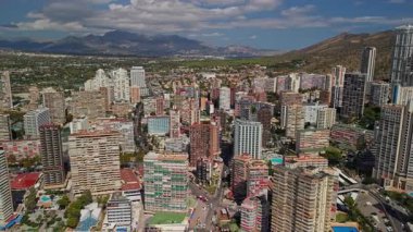 Benidorm kentsel bölgesi, yoğun konut binaları ve dağ manzarası olan İspanya. Yüksek kalite 4k görüntü