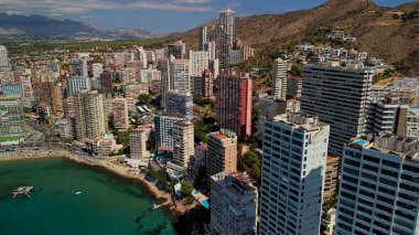 Benidorm kıyı şeridinin gökyüzü manzarası yüksek binalar ve Akdeniz kıyı şeridi İspanya. Yüksek kalite fotoğraf