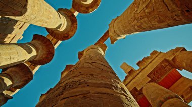 Luxor Mısır 'daki Karnak Tapınağı' nın antik taş sütunları aşağıdan görüldü. Yüksek kalite fotoğraf