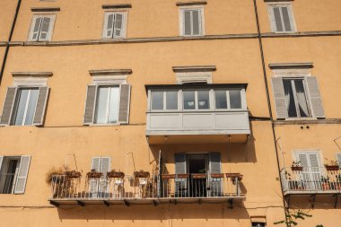 Roma İtalya 'da balkonlu geleneksel konut cephesi