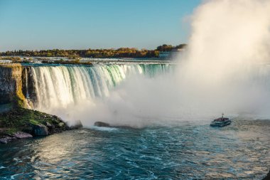 Niagara Şelalesi 'nde güçlü şelale ve sis bulutlarıyla turist teknesi yaklaşıyor..