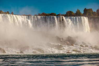 Niagara Şelalesi sonbaharda sis ve kayalarla dolu güçlü bir şelale..