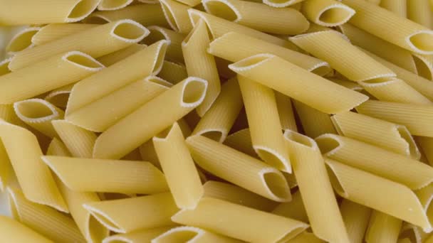 Italiaanse pasta, niet gekookt — Stockvideo