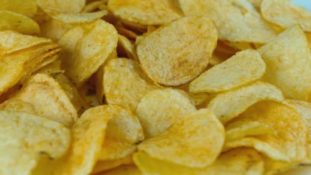 Potatischips roteras framför kameran — Stockvideo