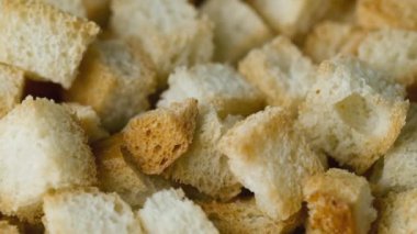 Kırık beyaz ekmek üzerinden