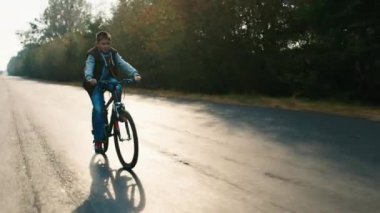 genç çocuk bisiklet sürmek