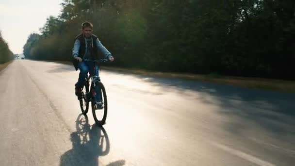 Молодий хлопчик їде на велосипеді — стокове відео