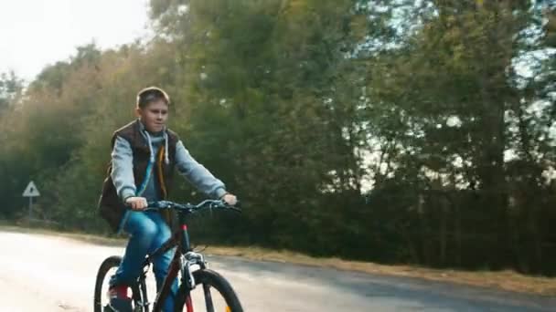 Rapaz a andar de bicicleta — Vídeo de Stock