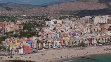 Villajoyosa La Vila Joiosa İspanya 'nın kumsal boyunca uzanan renkli kıyı evleri, palmiye güvertesi ve Akdeniz kıyıları. Yüksek kalite 4k görüntü