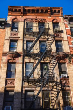 New York 'un tarihi apartmanı yangın merdivenleriyle çevrili.