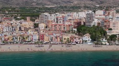 Villajoyosa La Vila Joiosa İspanya 'nın renkli deniz kenti, Palm Gezinti ve kumlu Akdeniz sahil şeridi manzarası. Yüksek kalite 4k görüntü