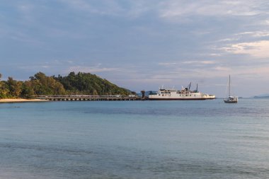 Feribot, Koh Samui Tayland 'ın tropikal kıyılarındaki Lipa Noi plajı yakınındaki rıhtıma yanaştı..