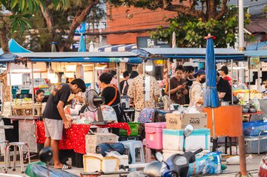 Ko Samui, Tayland, 7 Mart 2026: Koh Samui Tayland 'da yerel satıcılar ve müşterilerle dolu sokak yemekleri pazarı