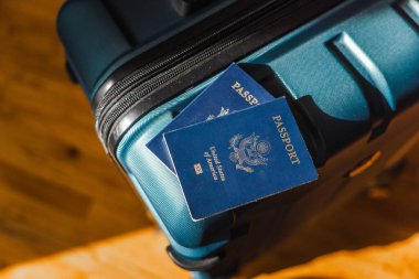 Seyahat çantasına yerleştirilmiş Amerikan pasaportları uluslararası geziye hazır..