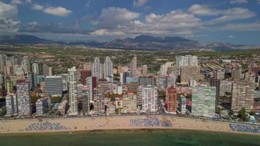 Benidorm sahilinin gökyüzü manzaralı oteller ve yerleşim kuleleri İspanya. Yüksek kalite 4k görüntü