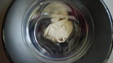 Çamaşır makinesinin davulu çamaşır yıkama döngüsü boyunca döner, ev aletleri evde çamaşır temizler..