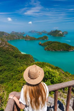 Ang Tanga Ulusal Deniz Parkı 'nda turkuaz deniz ve tropikal adalara bakan genç bir kadın. Yüksek kalite fotoğraf