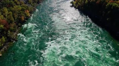 Güçlü Niagara Nehri 'nin havadan görünüşü turkuaz su ve sonbahar kıyı şeridiyle akıntıya kapılır.