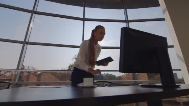 Mujer de negocios trabajando en la oficina — Vídeos de Stock