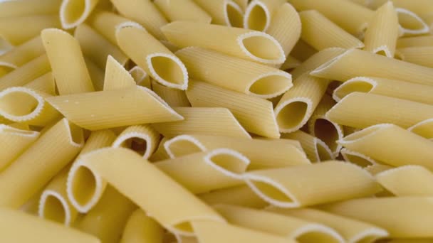 Italiaanse pasta, niet gekookt — Stockvideo