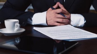 İşadamı belgenin numarasını işaretleri