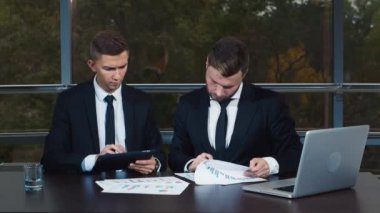 İki genç işadamı aktif sevinirler başarı, gülmek, alkış