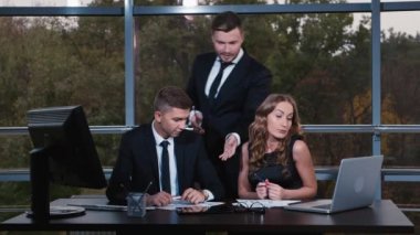 Öfkeli patron onun personeli bağırarak