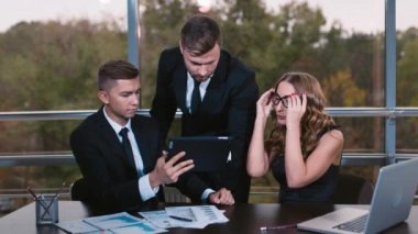 Genç iş ekip birlikte çalışma: veri tablette izlerken