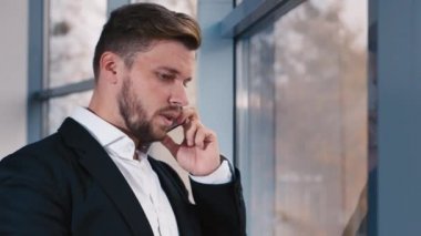 Yorgun işadamı cep telefonundan konuşuyor