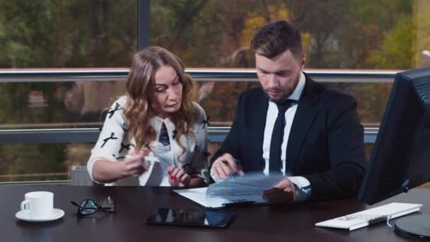 Молода жінка підписує документи в офісі — стокове відео
