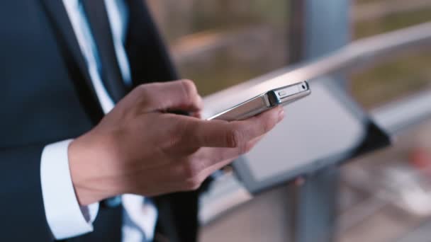 Trabalhando com telefones celulares e tablets — Vídeo de Stock