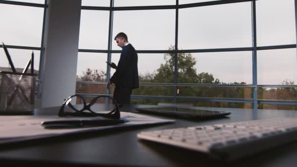 Jeune homme d'affaires parlant au téléphone au bureau — Video