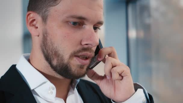 Hombre de negocios cansado hablando por un teléfono celular — Vídeos de Stock