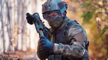 Oyuncu airsoft ateş ediyor