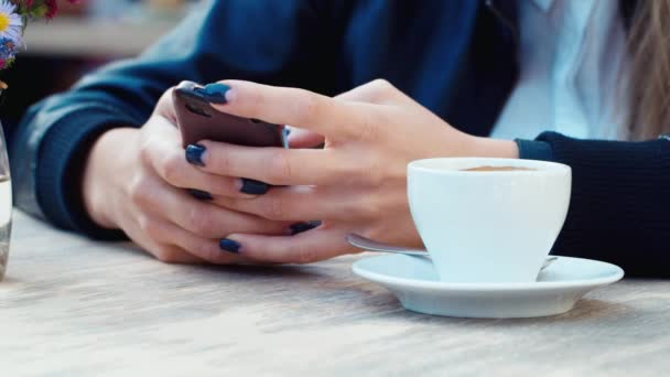Γυναικεία χέρια με το τηλέφωνο γράφεις sms — Αρχείο Βίντεο