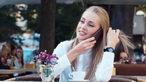 Mujer de negocios en un café hablando por teléfono celular — Vídeos de Stock