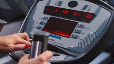 Bir fitness eğitmeni görüntülemek