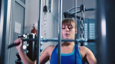 Çekici atletik kadın yapma egzersiz fitness eğitmeni